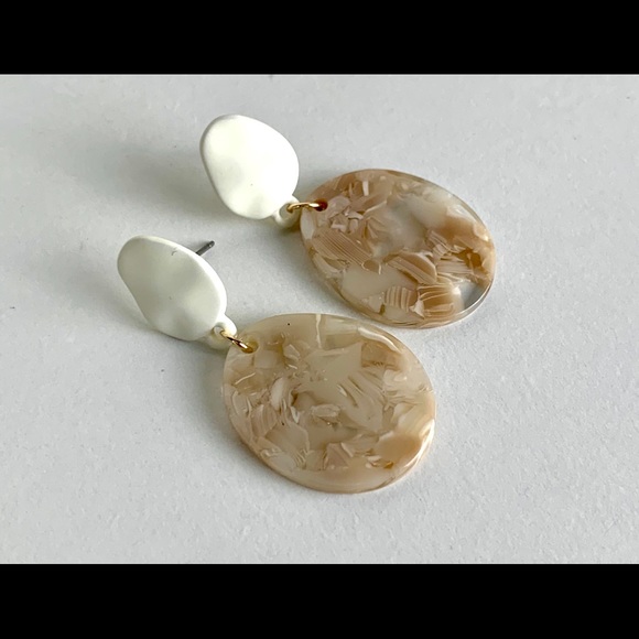 🌺Ivory and Beige Earrings - Picture 3 of 3